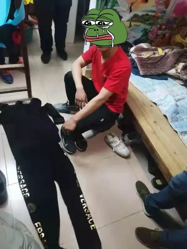 DƬ